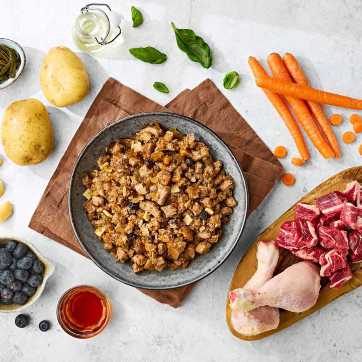 Conserva Naturo Adult cu Carne de Vita si Pui, Amestec de Legume si Fructe in Jeleu cu Ierburi Aromatice 390g