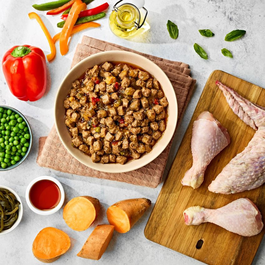 Conserva Naturo Senior cu Carne de Curcan si Pui, Amestec de Fructe si Legume in Sos cu Ierburi Aromatice 390g